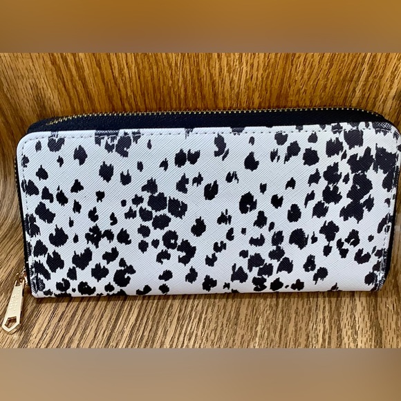 🤍 TRINA TURK 🖤 Geometric Print Wallet, Black/White Animal Print Pink Interior - Picture 2 of 6